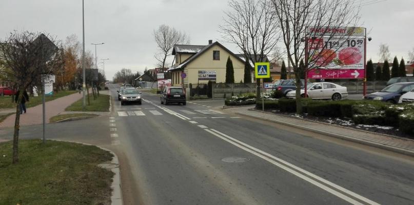 Nie spojrzy w lewo, nie spojrzy w prawo. Patrzy w smartfona…