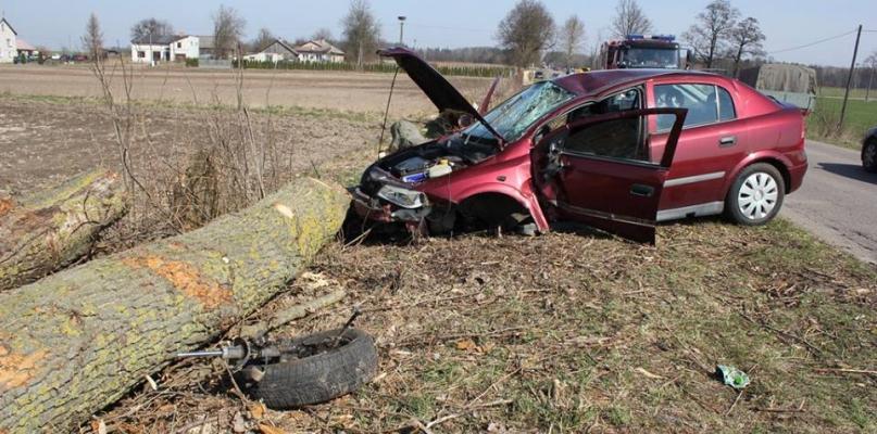 Astra uderzyła w ścięte drzewo, dwie osoby odwieziono do szpitala