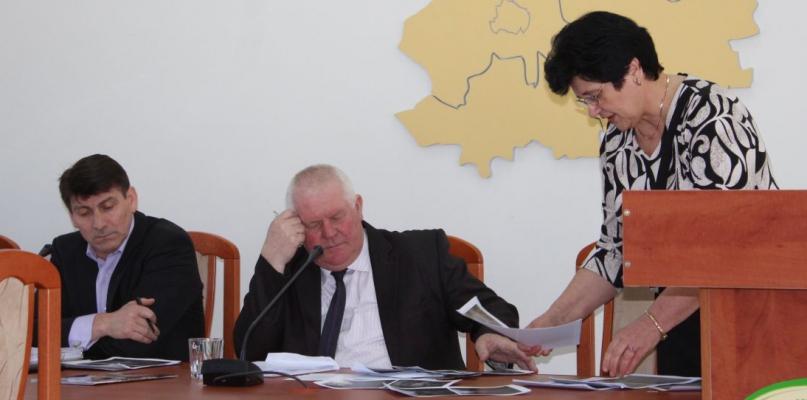 Dziury na powiatowych drogach: każdy skrzeczy o swoje rzeczy