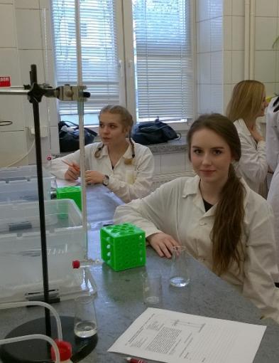 Licealiści przekonali się, jak ważna w chemii jest precyzja…