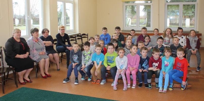 Z seniorami o fałszywych wnuczkach, z dziećmi o „wielorybie”
