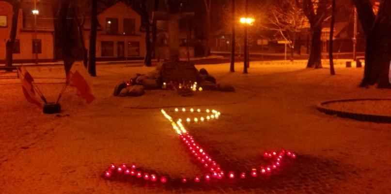 Biało-czerwone znicze w hołdzie żołnierzom podziemia