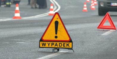 Kierowca ciężarówki po wypadku zakleszczony w kabinie