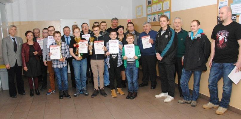 Grało wielu szachistów, ale puchary zgarnęli juniorzy