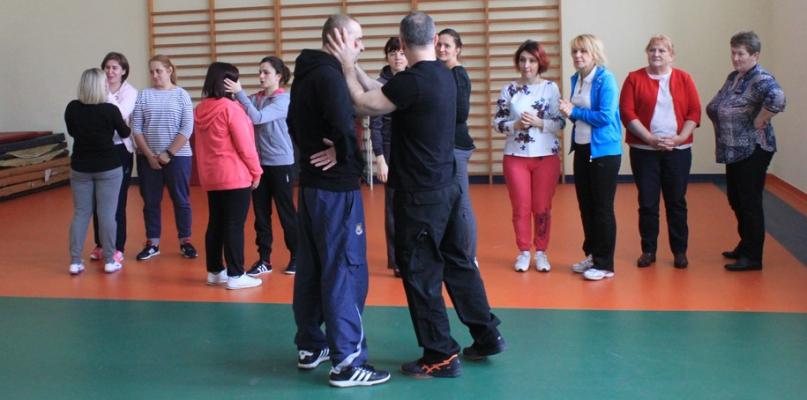 Policjanci szkolili urzędników, jak się bronić przed agresją