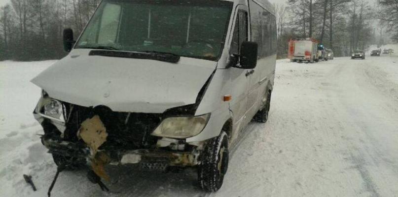 Dwaj kierowcy samochodów ranni w wypadku na krajówce