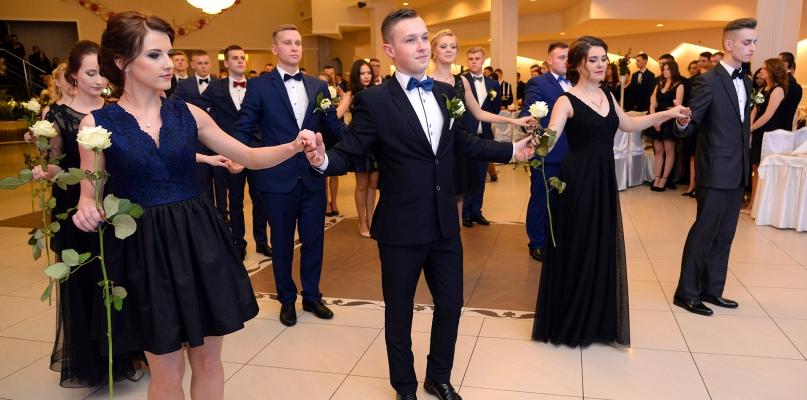 Młodzi, radośni, beztroscy na studniówce sokołowskiego „Rolnika”