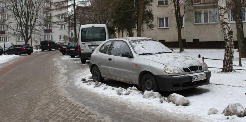 Odśnieżanie utudniają parkujące miesiącami samochody