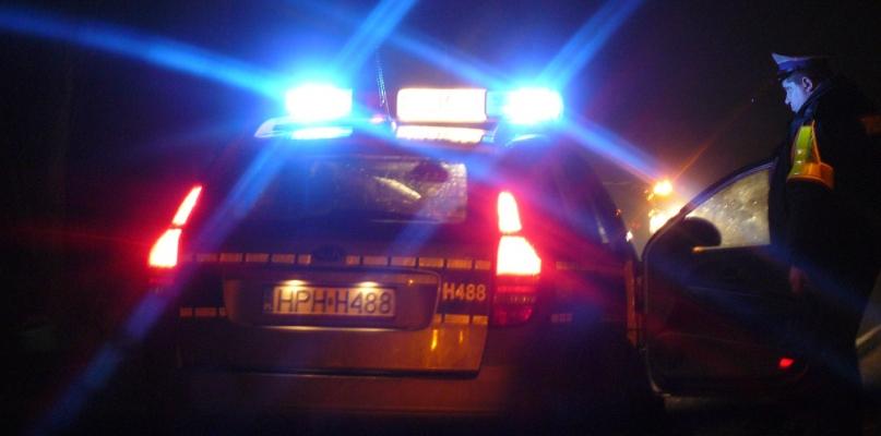 Policjanci i sąsiadka uratowali desperata. Ciął sobie nożem żyły…