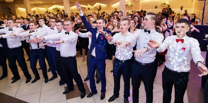 I Liceum. Studniówkę rozpoczęli polonezem Ogińskiego.
