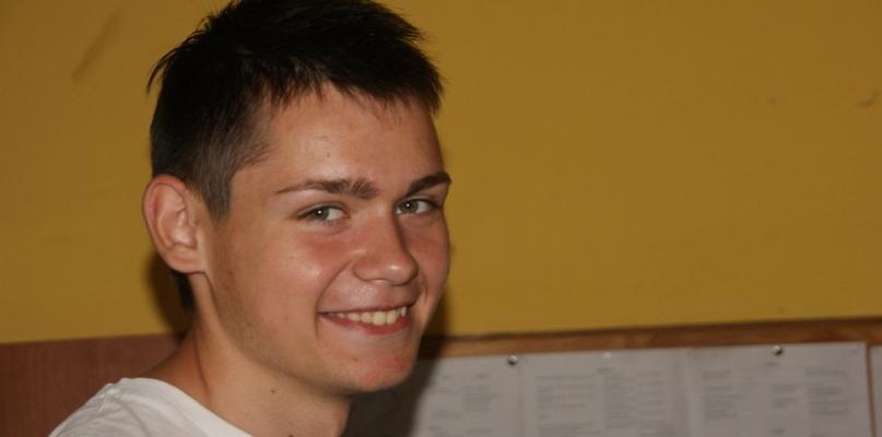Patryk na scenie podziękuje za pomoc, jaką dostał po wypadku