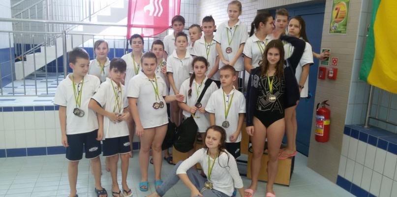 Pływacy wrócili z Ostrowi Mazowieckiej z 27 medalami