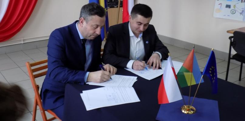 Ta współpraca pozwoli remontować drogi i kupić wozy dla OSP