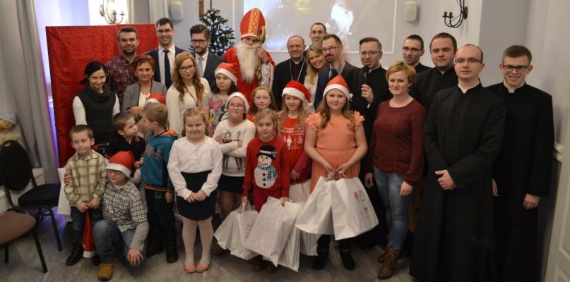 Niezwykli goście wręczyli dzieciom świąteczne prezenty