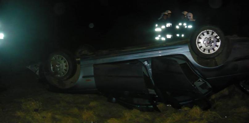 Pięć osób odwieziono do szpitala po dachowaniu BMW