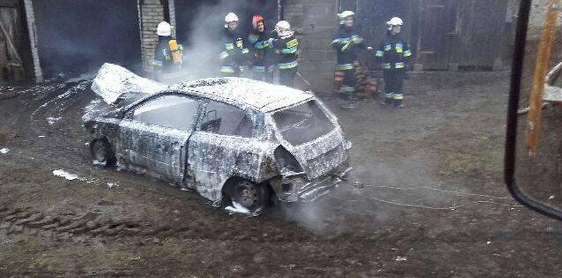 Spalił się samochód, strażacy uratowali sąsiednie budynki