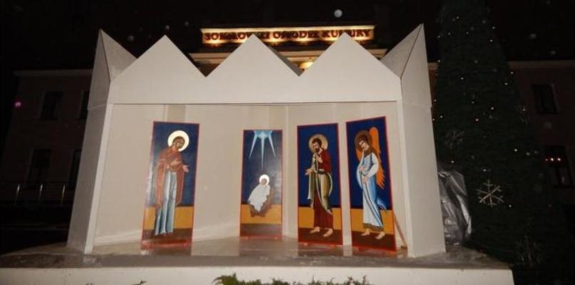 Sokołowianie kolędowali w wigilijną noc przy szopce przed SOK