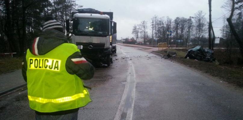 Ostrołęka. Nie odśnieżył samochodu, zginęła jedna osoba.