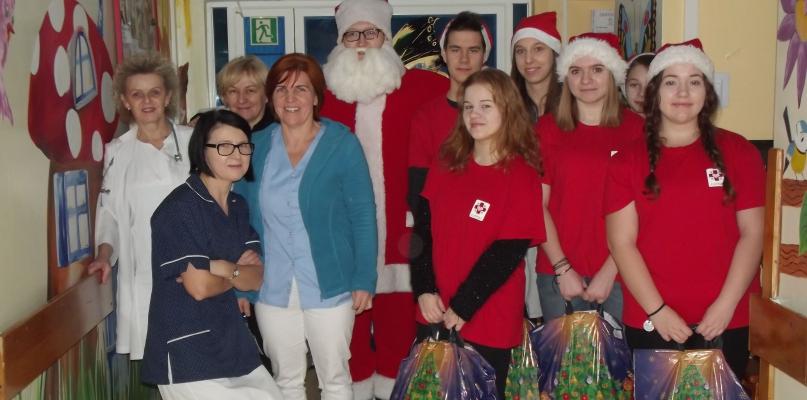 Mikołajki w szpitalu. Piękna akcja sokołowskich gimnazjalistów.