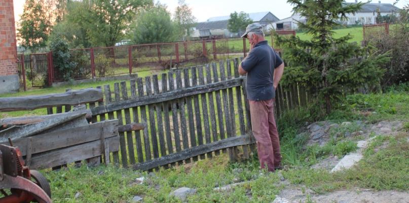 Kłopoty właścicieli posesji z Dzierzb. Zalewa ich woda i złość.