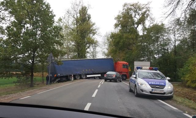 Tir zablokował drogę