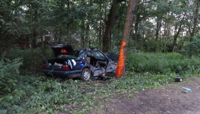 Pijany rozbił mercedesa, zostawił rannego pasażera