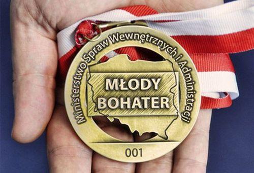 Akcja ?Młody Bohater? ? szef MSWiA nagradza bohaterskie zachowania dzieci