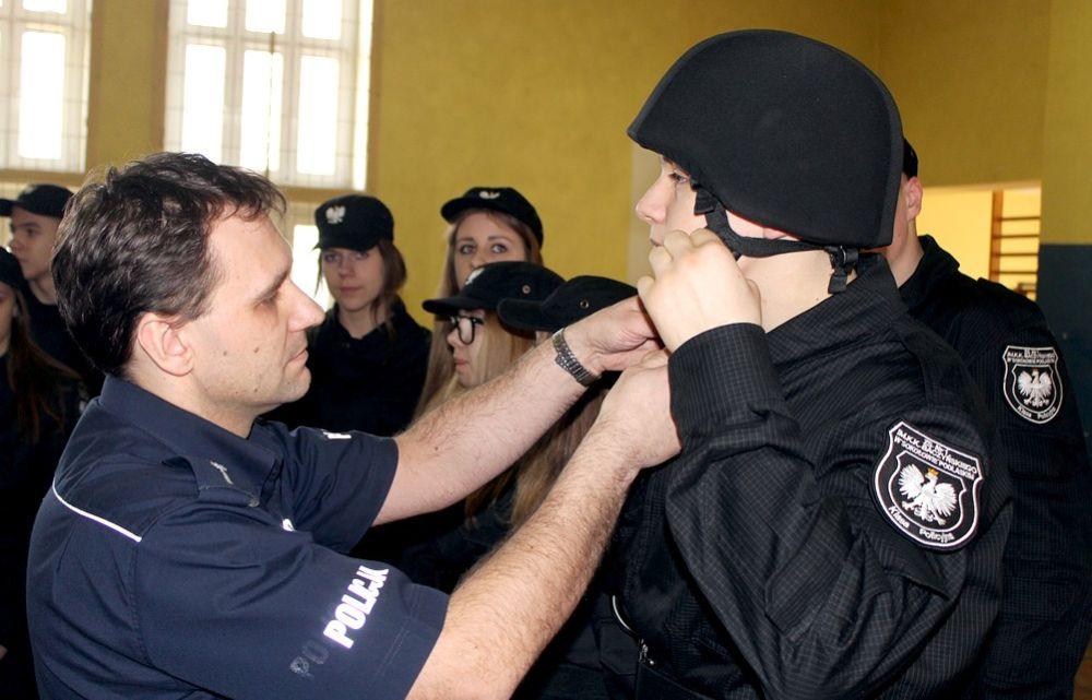 Młodzi mundurowi na policji