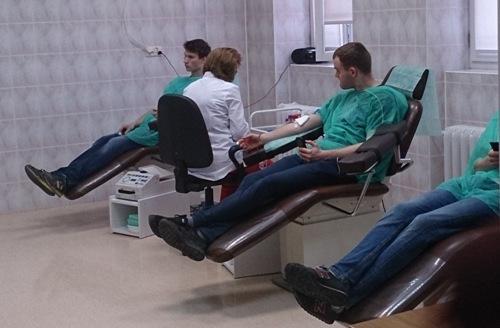 Uczniowie ?Rolnika? wspierają absolwenta szkoły