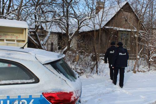 Policjanci uratowali mężczyznę przed zamarznięciem