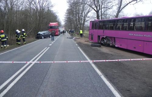 Trzy osoby ranne w zderzeniu autobusu z peugeotem