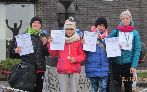 Pływacy wrócili z pięcioma medalami