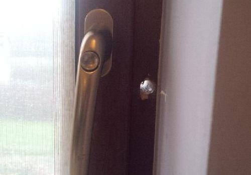 Alarm i broń wypłoszyły złodziei. Ale policja ostrzega...
