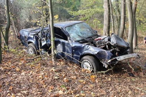 Rozpędzone BMW dachowało w lesie
