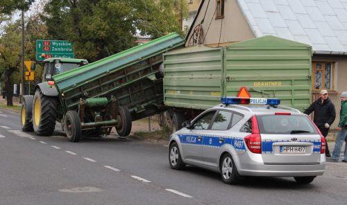 Przyczepa przewróciła latarnię na dom