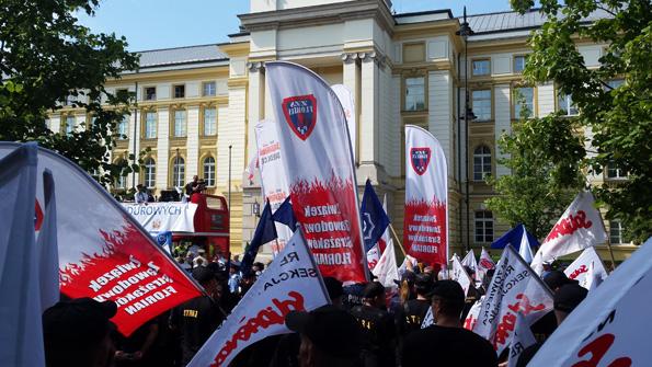 Strażacy rozpoczynają protest w stolicy