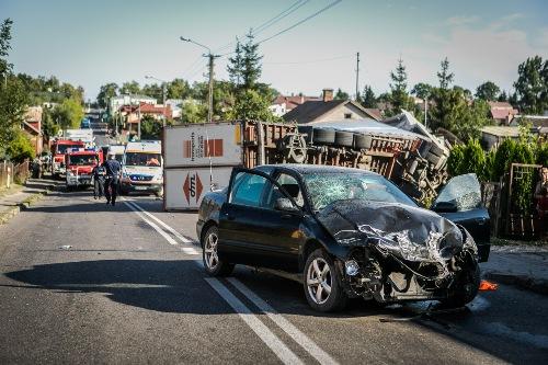 Wypadek w Sterdyni. Tir zniszczył budynek.