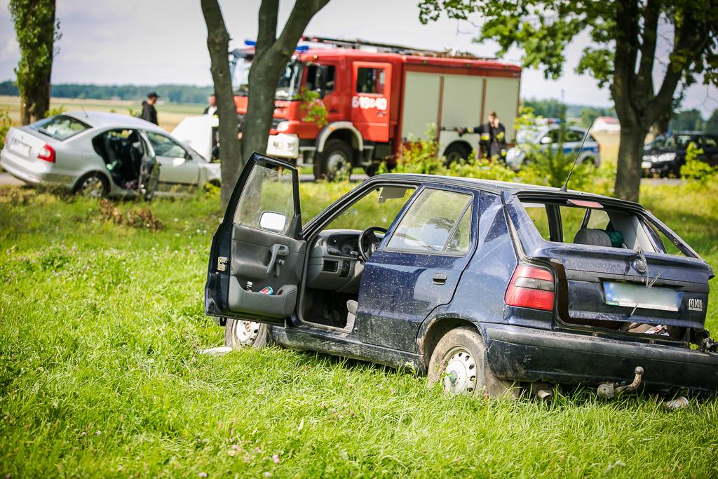 Dwoje dzieci w szpitalu po zderzeniu samochodów (film)