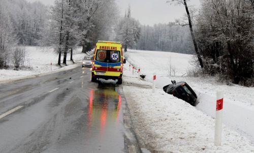 Ford w rowie, dziecko w szpitalu, a radiowóz na dachu