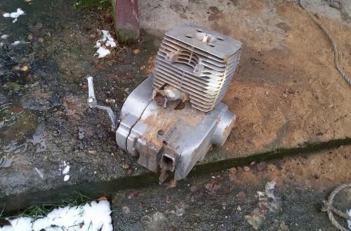 Motocykl ukrył pod ziemią