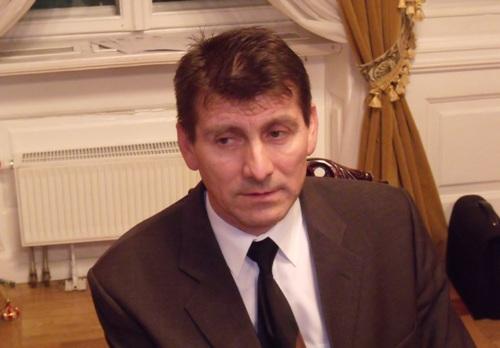 Pan Andrzej jest chory. Nie leży w łóżeczku?