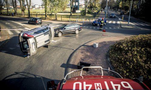 Honda przewróciła się na rondzie