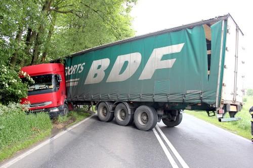 TIR zablokował drogę w Bielanach