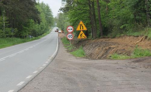 Sabnie: budują chodnik przy krajówce