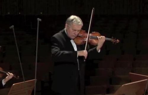 Maestro w strugach deszczu