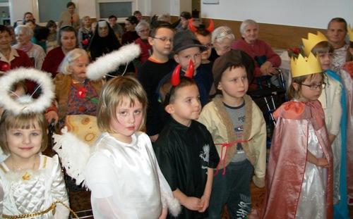 Przedszkolaki z Jabłonny u pensjonariuszy DPS