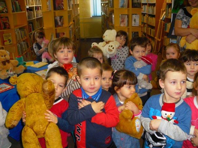 Miękki, puchaty i także z łatką