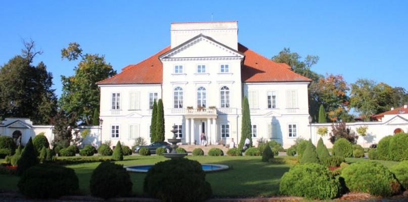 Pałac w Sterdyni wystawiony na sprzedaż