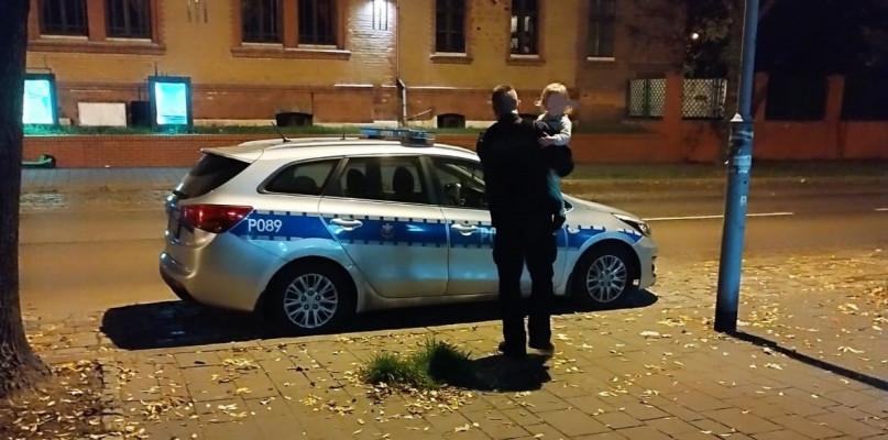 Dwulatek w pampersie spacerował po mieście. Opiekowała się nim... pijana babcia