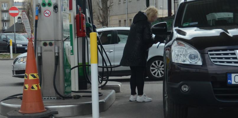 Dobre wiadomości dla kierowców. Ile będzie trzeba zapłacić za litr benzyny?